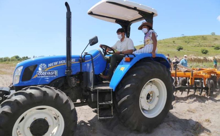 Prefeito Cacau visita agricultores do 'Merenda da Terra' e entrega grade aradora