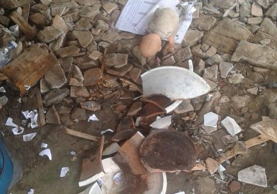 Terreiro é destruído por homens após ataque na parte alta de Maceió