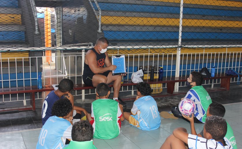 Estudantes recebem aulas gratuitas de futsal em escolinha do Sesc