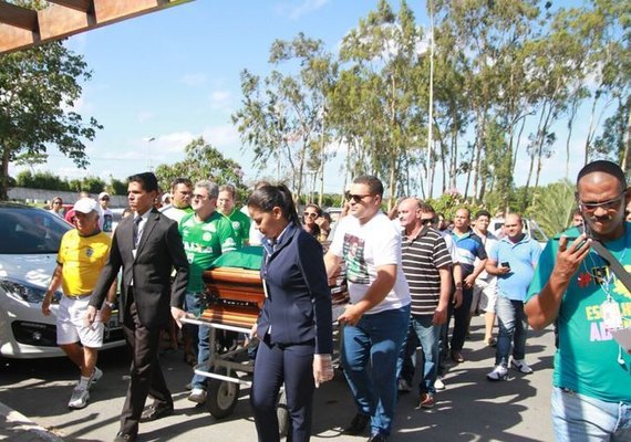 Corpo do jogador alagoano Arthur Maia é velado no cemitério Parque das Flores