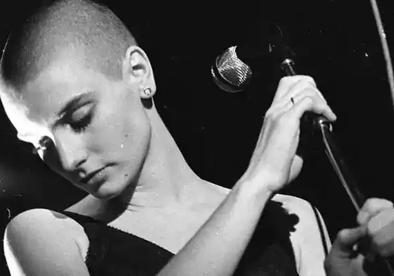 Morre a polêmica cantora Sinéad O’Connor, aos 56 anos