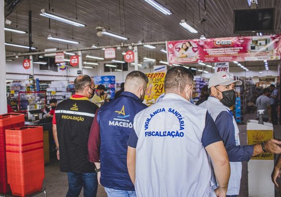 Prefeitura de Maceió fiscaliza supermercado e apreende mais de 700kg de alimentos estragados