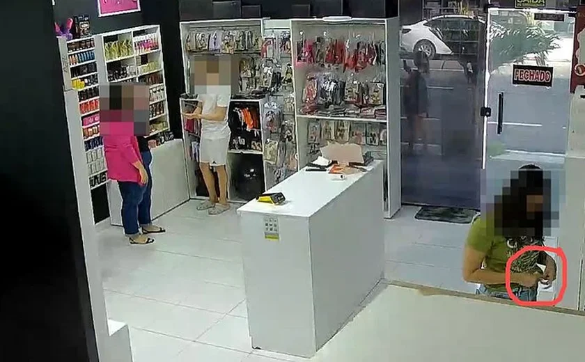 Casal entra em loja de sex shop e furtam vibradores e plug anal em Maceió