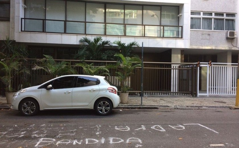 Porta do prédio de Adriana Ancelmo amanhece com pichação no Rio