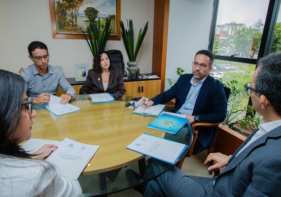 Governador discute instalação de Campus da Uncisal no Sertão e implantação do Mais Médicos Alagoas