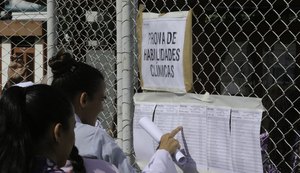 Mais de 15 mil médicos participam do Revalida neste domingo (6)