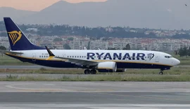 Passageiro é sugado para fora de avião 'até os ombros' após janela quebrar