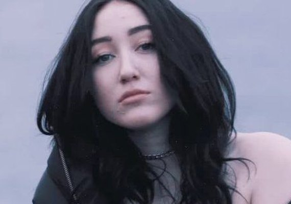 Irmã de Miley Cyrus vende suas 'lágrimas de tristeza' por R$ 50 mil