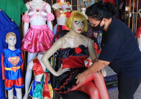 Carnaval movimenta ateliês e lojas de fantasia em Maceió