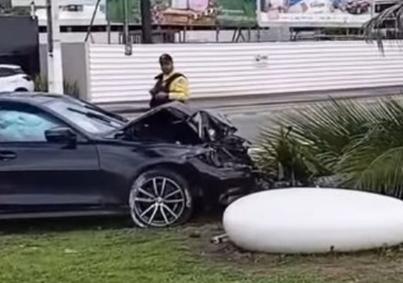 Carro invade calçada, derrubar coqueiro e motorista fica ferido na orla de Jatiúca