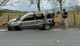 Colisão entre dois carros deixa duas pessoas mortas e duas feridas na BR-104