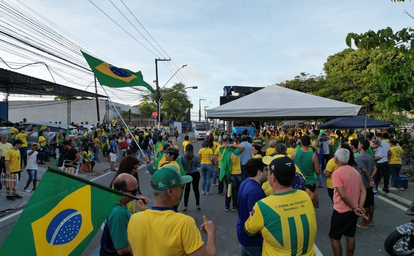 Bolsonaristas  agridem eleitores de Lula e seguem na Fernandes Lima, em Maceió