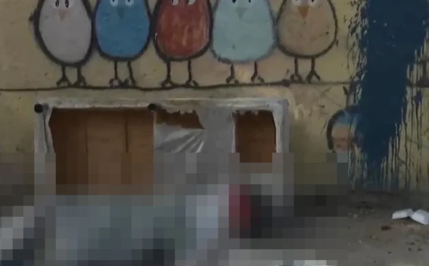 Corpo de uma mulher é encontrado em calçada de escola enrolado em lona na Jatiúca