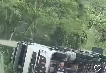 Carreta tomba em trecho da BR-316 e provoca lentidão no trânsito em Atalaia