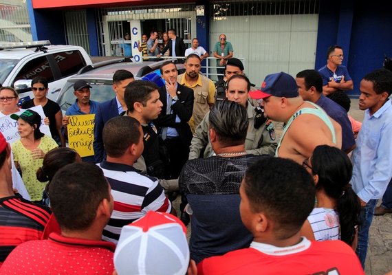 Reunião fechada do MP sobre Pinheiro tem protesto e tumulto na porta