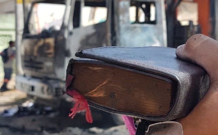 Bíblia fica intacta depois que caminhão é incendiado em Fortaleza