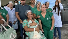 Mãe e bebê que nasceu no HRM após acidente com ônibus na Serra da Barriga recebem alta médica