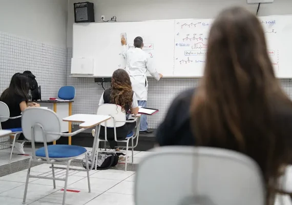 Relatório amplia formação básica do ensino médio para 2,2 mil horas