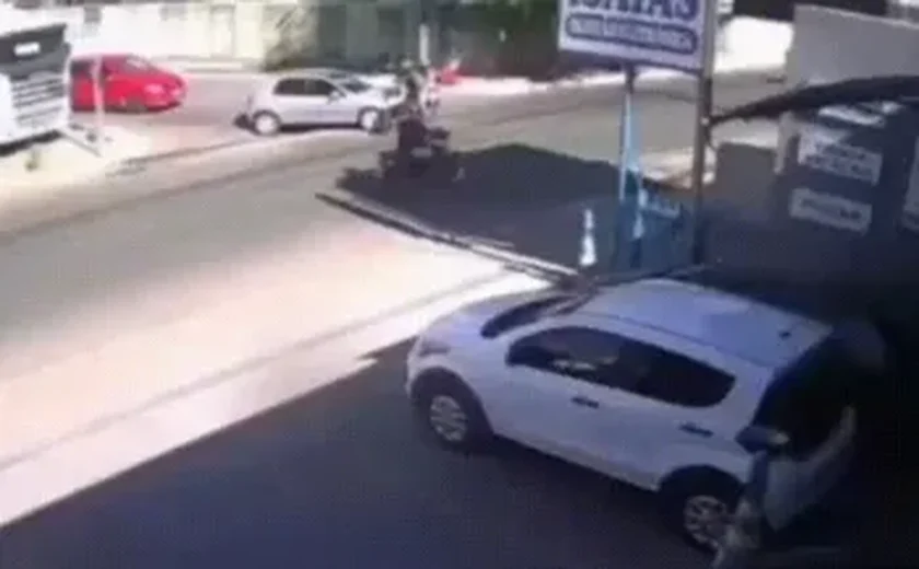 Casal fica ferido após motorista de carro de passeio avançar cruzamento em Arapiraca