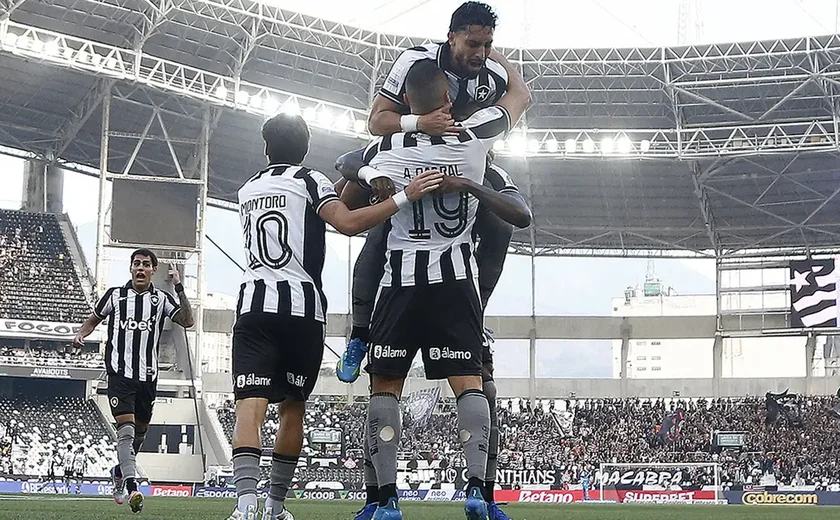 Botafogo vence Corinthians pelo Brasileirão com três de Arthur Cabral