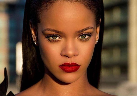Rihanna dá à luz pela segunda vez e bebê é uma menina
