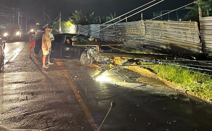 Carro colide em poste, derruba fios e deixa parte de Cruz das Almas e Jacarecica sem energia elétrica