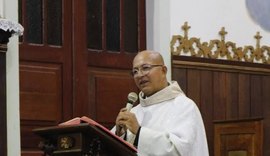 Padre Nilton Marques recebe homenagens durante seu enterro em Maceió