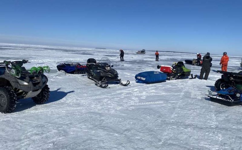 Grupo de 18 pessoas fica preso sobre pedaço de gelo em lago nos EUA