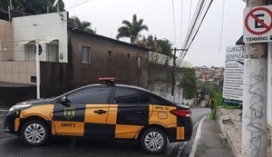Ladeira da Moenda é interditada para remanejamento de poste e demolição de imóvel nesta quarta-feira