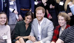 Rainha Elizabeth II convoca reunião para discutir decisão de duques