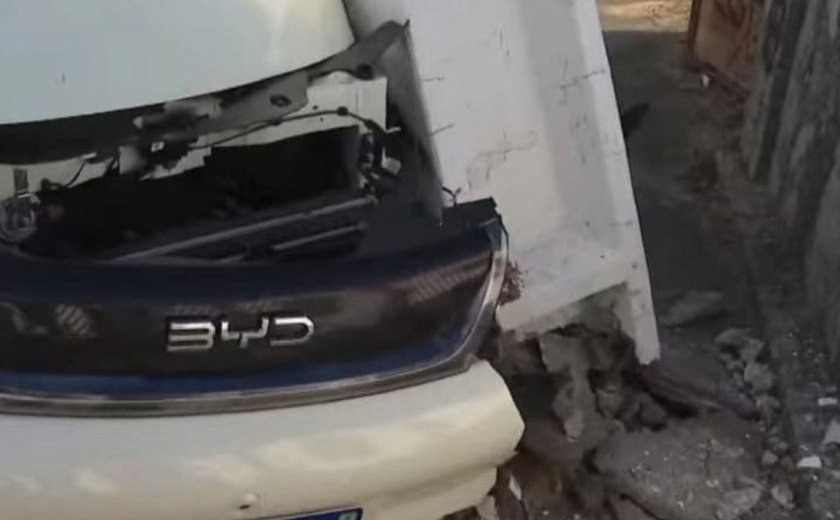 Motorista de aplicativo bate em poste após perder controle do veículo no Farol