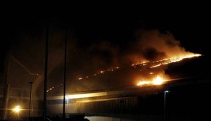 Incêndio atinge o Velódromo do Parque Olímpico; ministro culpa balão