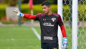 Goleiro do São Paulo lesiona coxa esquerda e volta ao Brasil