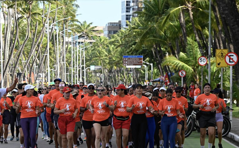 Mulheres das forças de segurança percorrem orla de Maceió para divulgar projeto