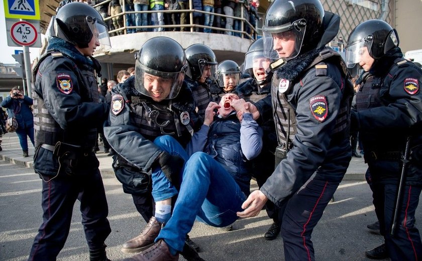 Centenas de pessoas são detidas em manifestação anticorrupção em Moscou