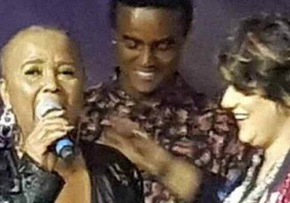 Sandra de Sá se casa com compositora de calça jeans e camiseta, no Rio