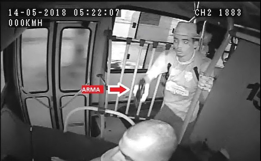 Imagens mostram assaltantes que agrediram cobrador e motorista de ônibus