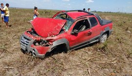 Capotamento de veículo causa a morte de duas pessoas em Atalaia