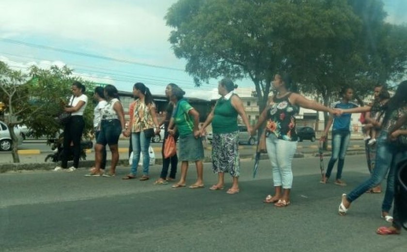 Mulheres de presos fazem protesto contra quase 600 transferências