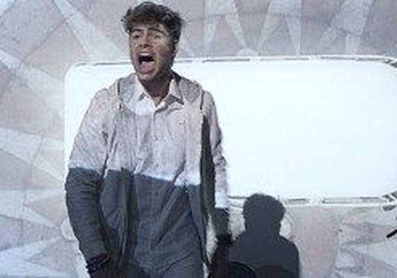 Vem aí! Léo dá um chilique ao ver clipe da 4.4 em evento da Som Discos