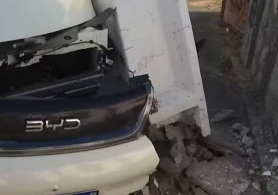 Motorista de aplicativo bate em poste após perder controle do veículo no Farol