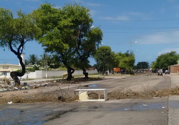 Moradores da orla lagunar fecham via por causa de obra da Prefeitura