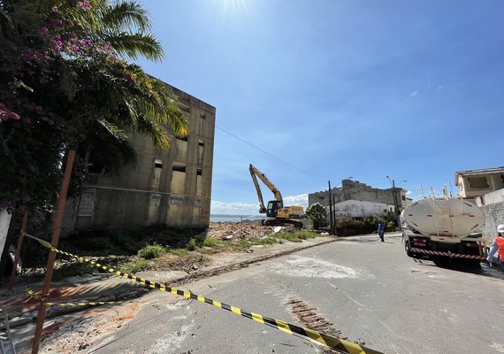 Demolição de prédio no Pinheiro gera interdição na Rua José da Silveira Camerino