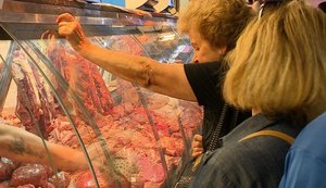 Hong Kong e Suíça suspendem importação de carne brasileira após operação