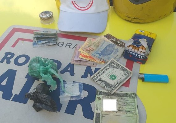 Agentes do Ronda no Bairro detêm jovem com drogas em Jacarecica