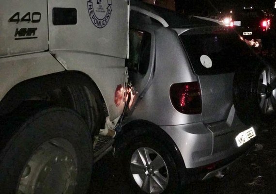 Homem morre após carreta colidir com Crossfox em São Miguel dos Campos