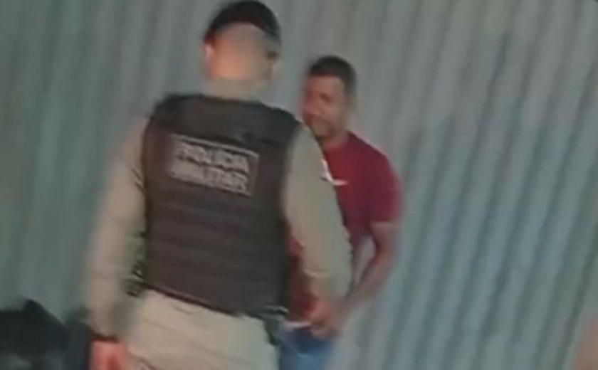 Preso suspeito de incendiar casa da companheira e ferir cadela no Santos Dumont