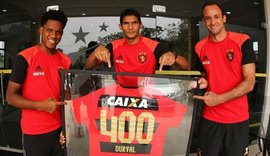 Zagueiro Durval recebe camisa comemorativa por 400 jogos no Sport