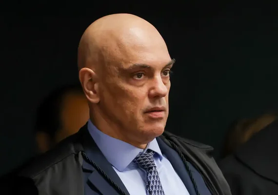 Em decisão, Moraes cita 'eventual tentativa de fuga' de Bolsonaro