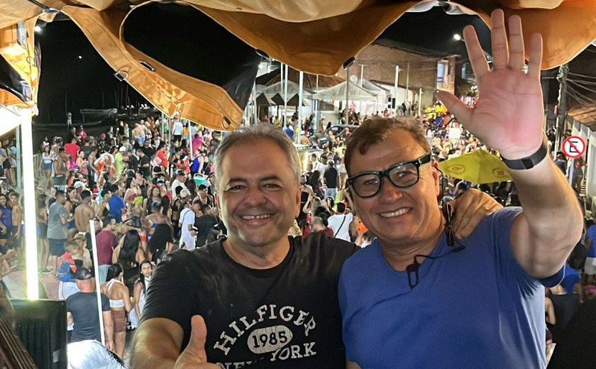 Deputado estadual e ex-prefeito reúnem multidão no Bloco Bonecas da Massagueira